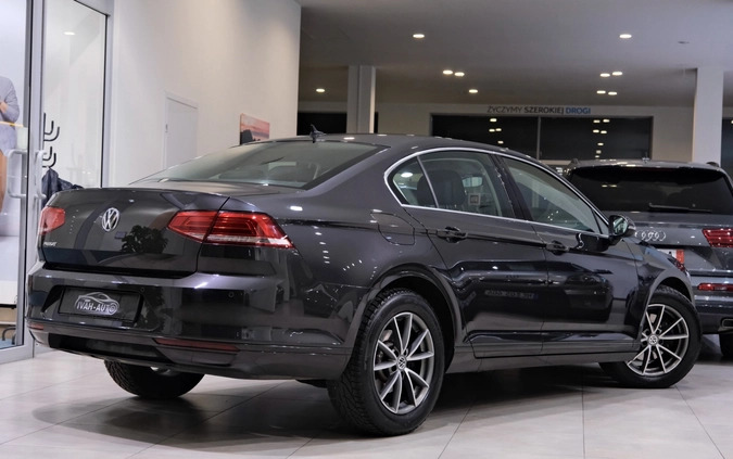 Volkswagen Passat cena 67800 przebieg: 240000, rok produkcji 2018 z Wołomin małe 704